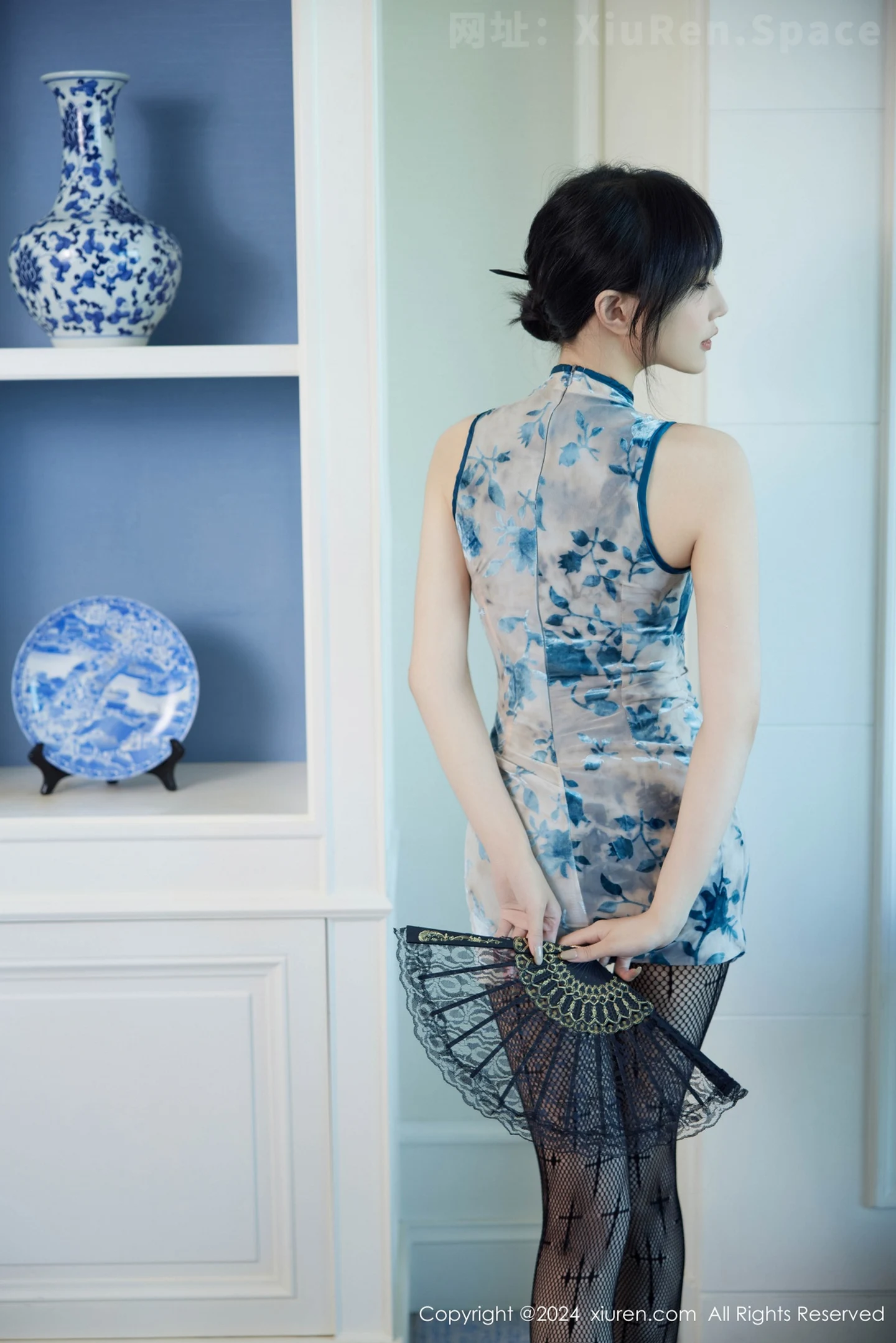 图片[5]-[XiuRen秀人网] VOL.9236 模特玥儿玥er性感浅蓝旗袍露黑色内衣配黑丝网袜秀美腿诱惑写真74P-秀人网官方网站